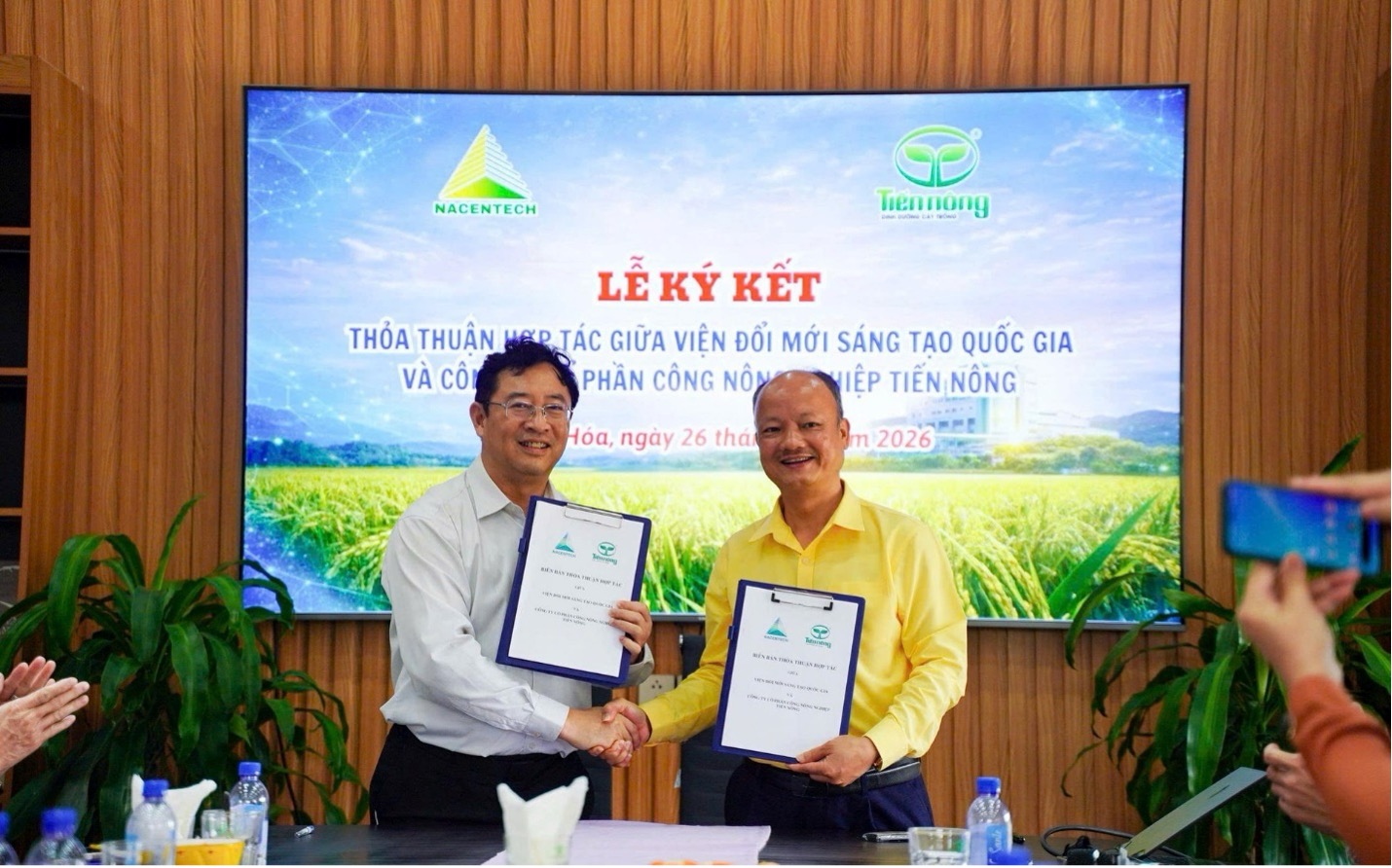 Lễ ký kết thoả thuận hợp tác giữa Viện Đổi mới Sáng tạo Quốc gia và Công ty Cổ phần Công Nông nghiệp Tiến Nông